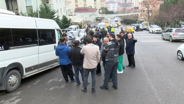 İstanbul Kartal'da park halindeyken hareket eden hafriyat kamyonu 14 araca çarptı 1 öğrenci yaralandı