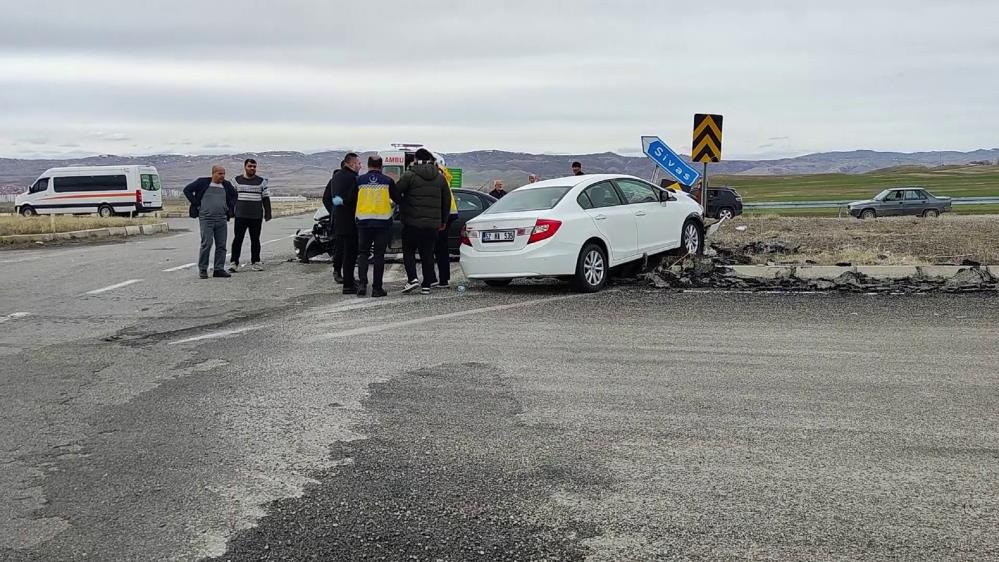 İki otomobil çarpıştı: 1’i bebek 6 yaralı