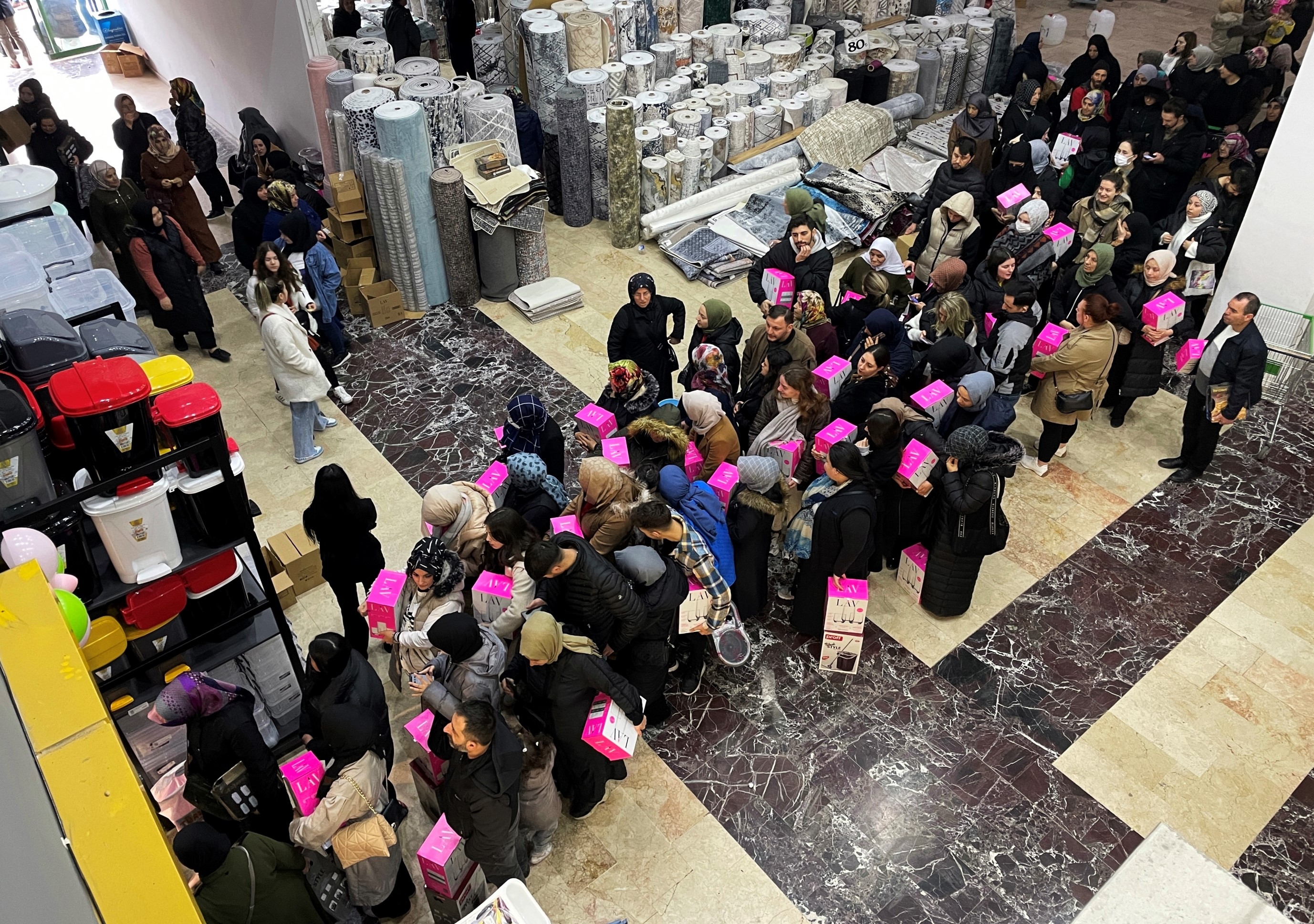 Kadınlar Günü'nde Fiyatı duyan buraya koştu: Kapıları zor tuttular