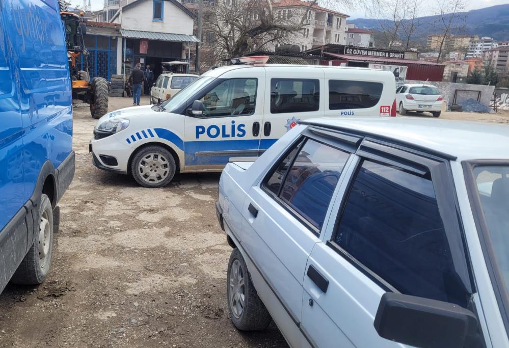 Şans denilen bu olsa gerek! Cebindeki telefon hayatını kurtardı