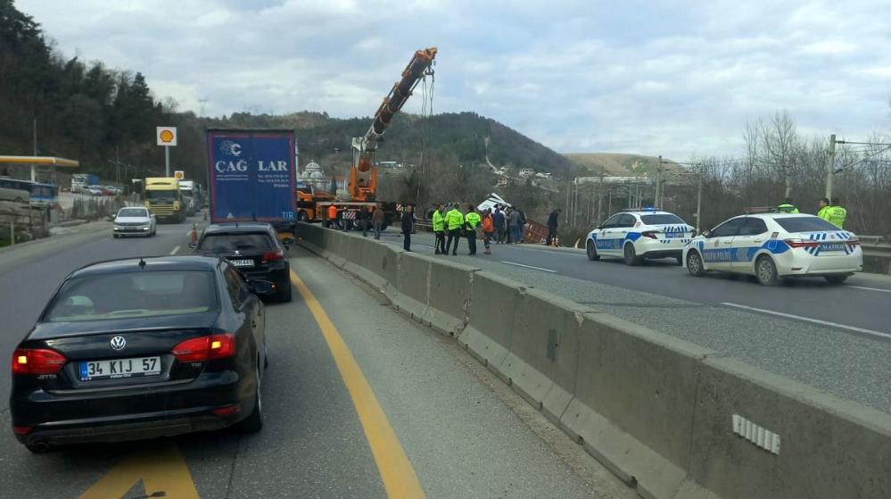 Sakarya'da kaza! Tır şarampole devrildi: Uzun araç kuyrukları oluştu