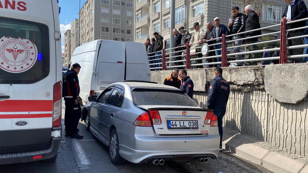 Kayseri'de zincirleme kaza! 4 araç birbirine girdi