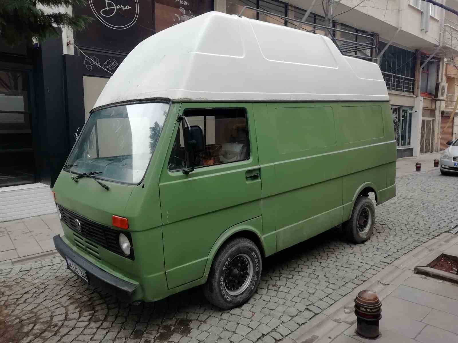 Sevimli köpek günledir park halindeki aracın şoför koltuğunda oturuyor