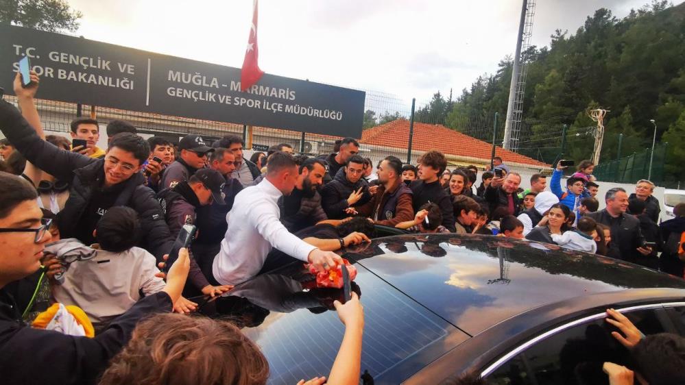 Herkesi mutlu etti: Arda Turan, depremzede gençler ve çocuklar için sahaya çıktı!
