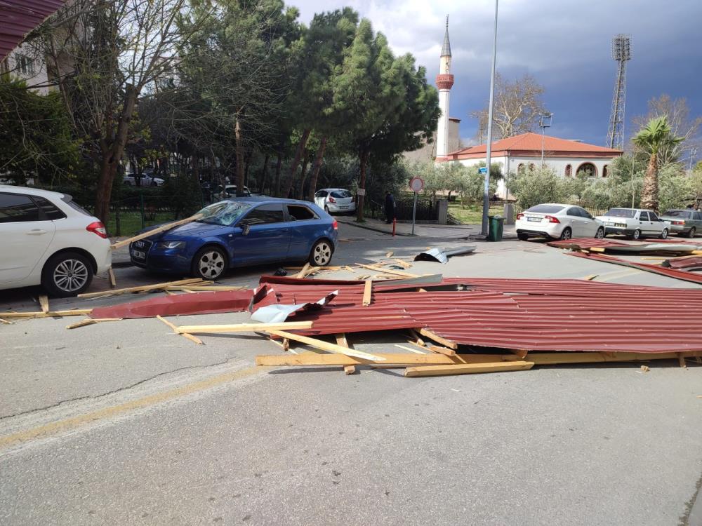 Denizli'de fırtına etkili oldu! Evlerin çatısı uçtu, araçlar hasar gördü