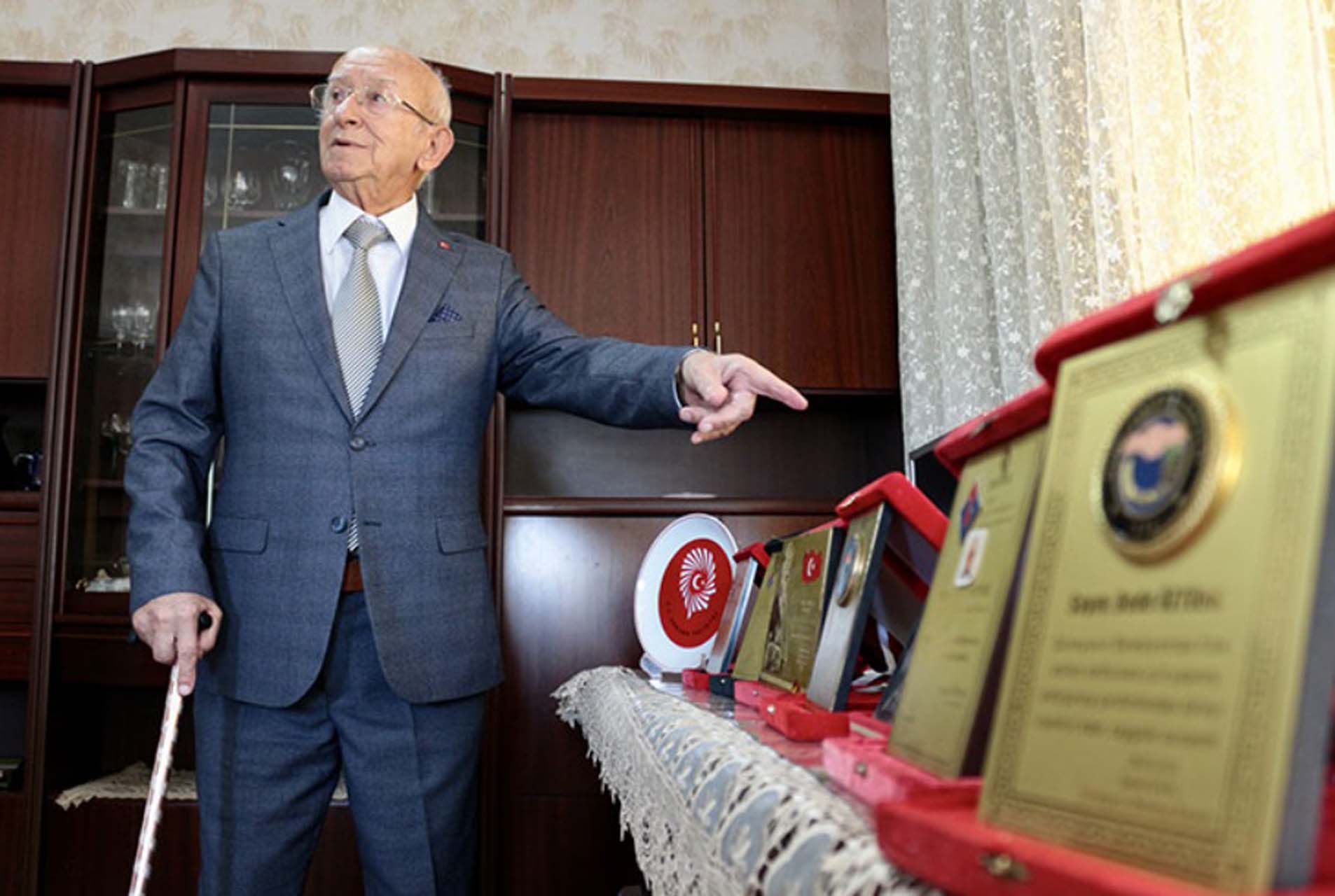 84 yaşındaki dede gençlere taş çıkardı! Ailesini geçindirmek için okula gidememişti 84 yaşında okulunu bitirdi!