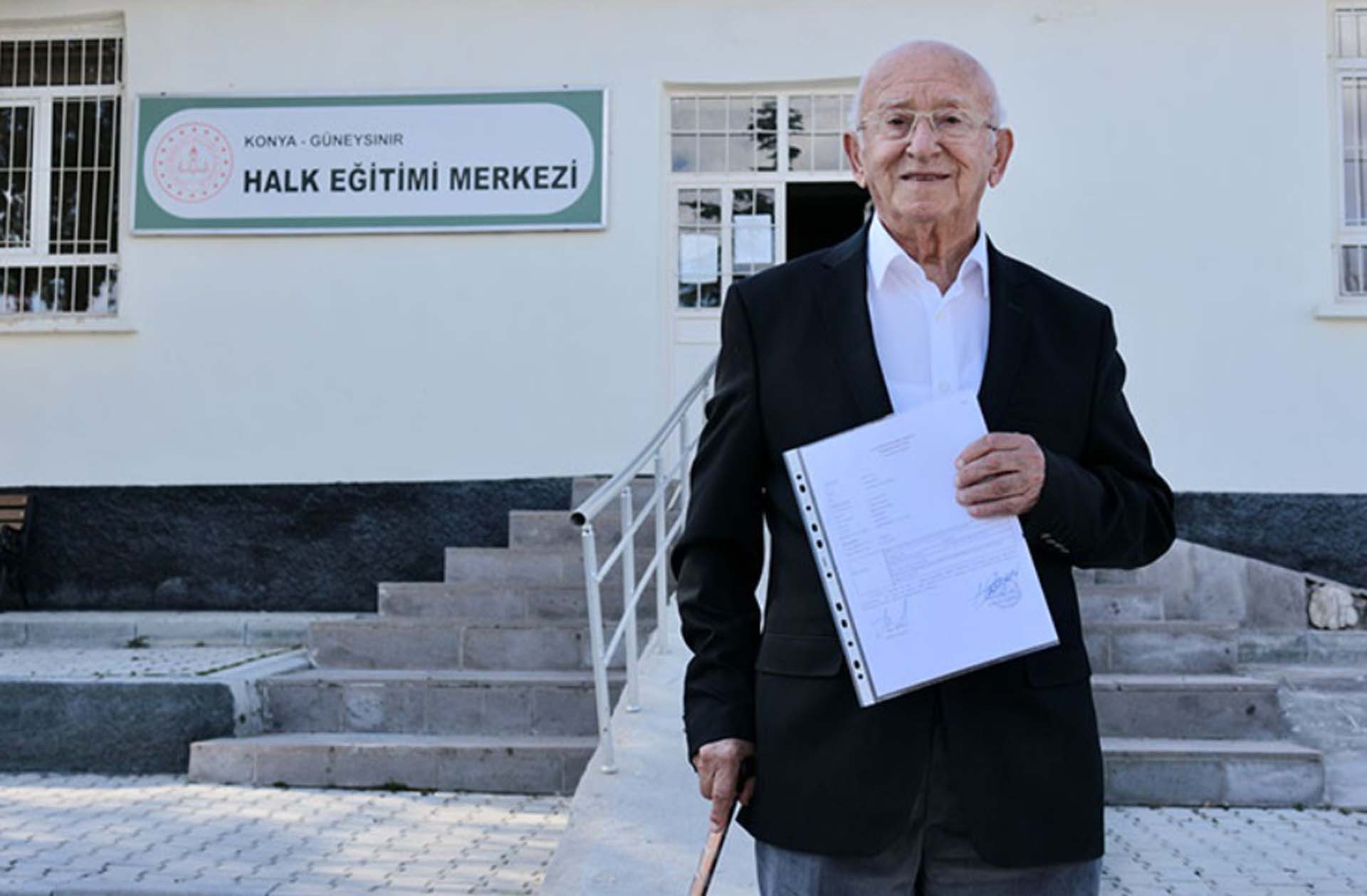 84 yaşındaki dede gençlere taş çıkardı! Ailesini geçindirmek için okula gidememişti 84 yaşında okulunu bitirdi!