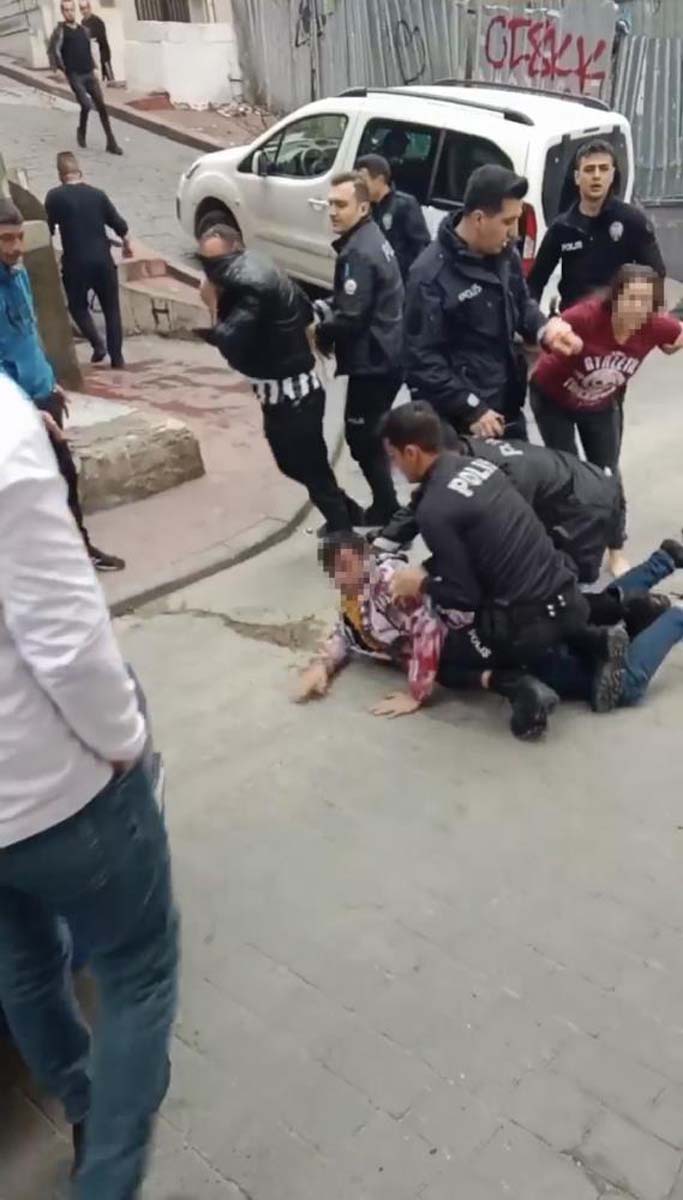 İstanbul'da korku dolu anlar! İhbara giden polislere saldırı: 5 polis yaralandı