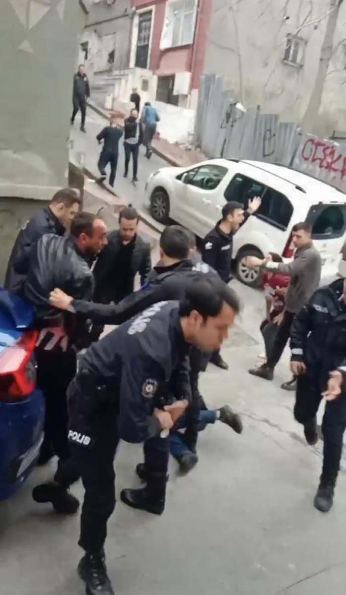 İstanbul'da korku dolu anlar! İhbara giden polislere saldırı: 5 polis yaralandı