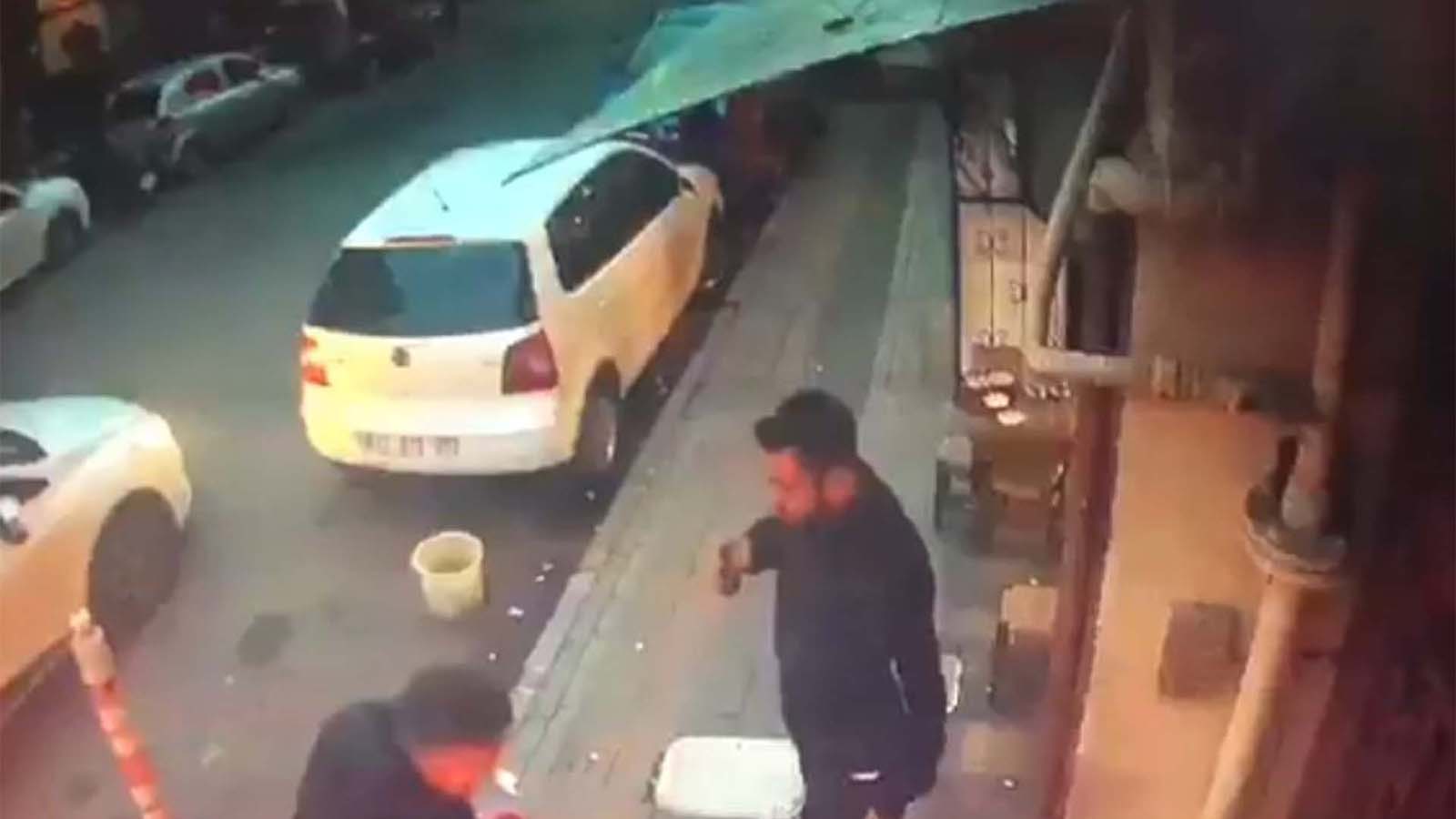 Silah saldırıya uğradılar! Çay içmeye devam ettiler!