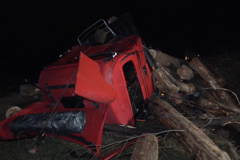 Kırıkkale'de feci kaza! Tomruk yüklü tır, pikapla çarpıştı: Ölü ve yaralılar var