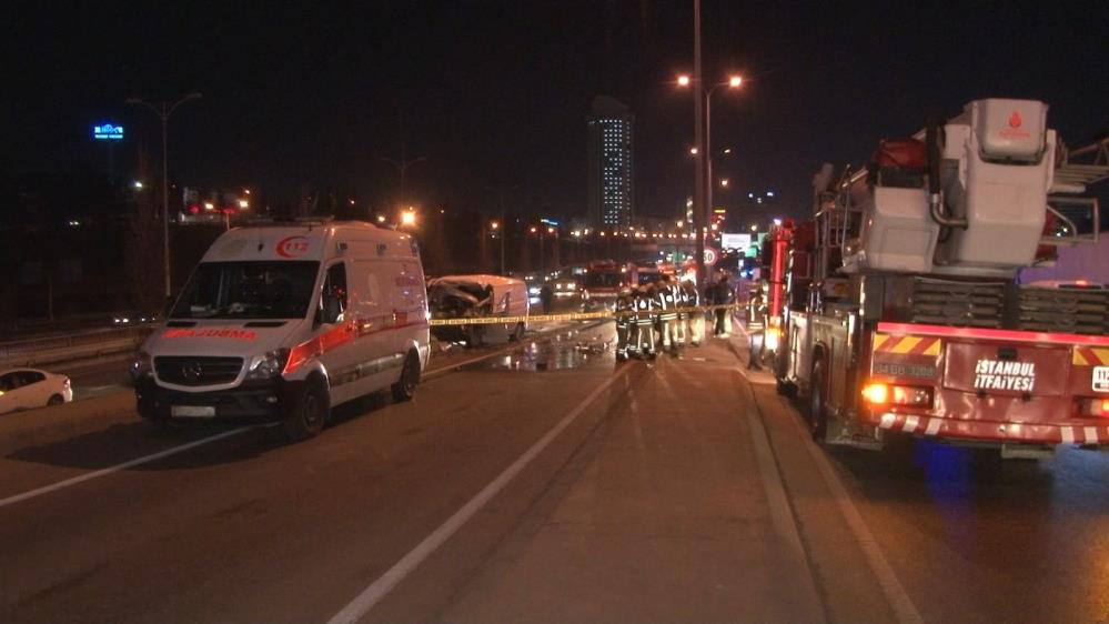 İstanbul'da ehliyetsiz sürücü dehşeti! Aracı refüjü aştı, karşı yönden gelen panelvanla kafa kafaya çarpıştı: Ölü ve yaralılar var