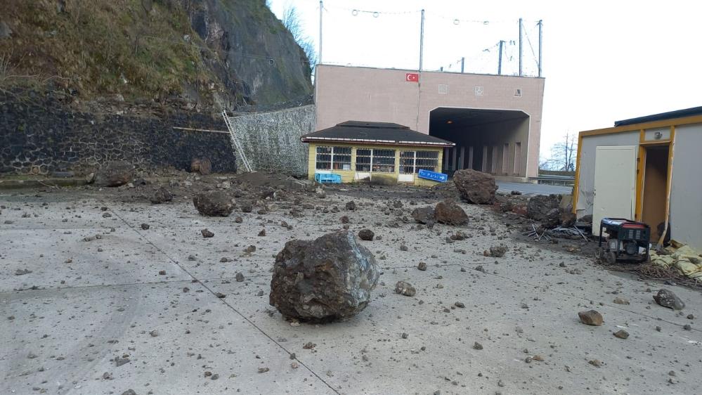 Karadeniz'de heyelan baş gösterdi! Artvin'de korkutan görüntü