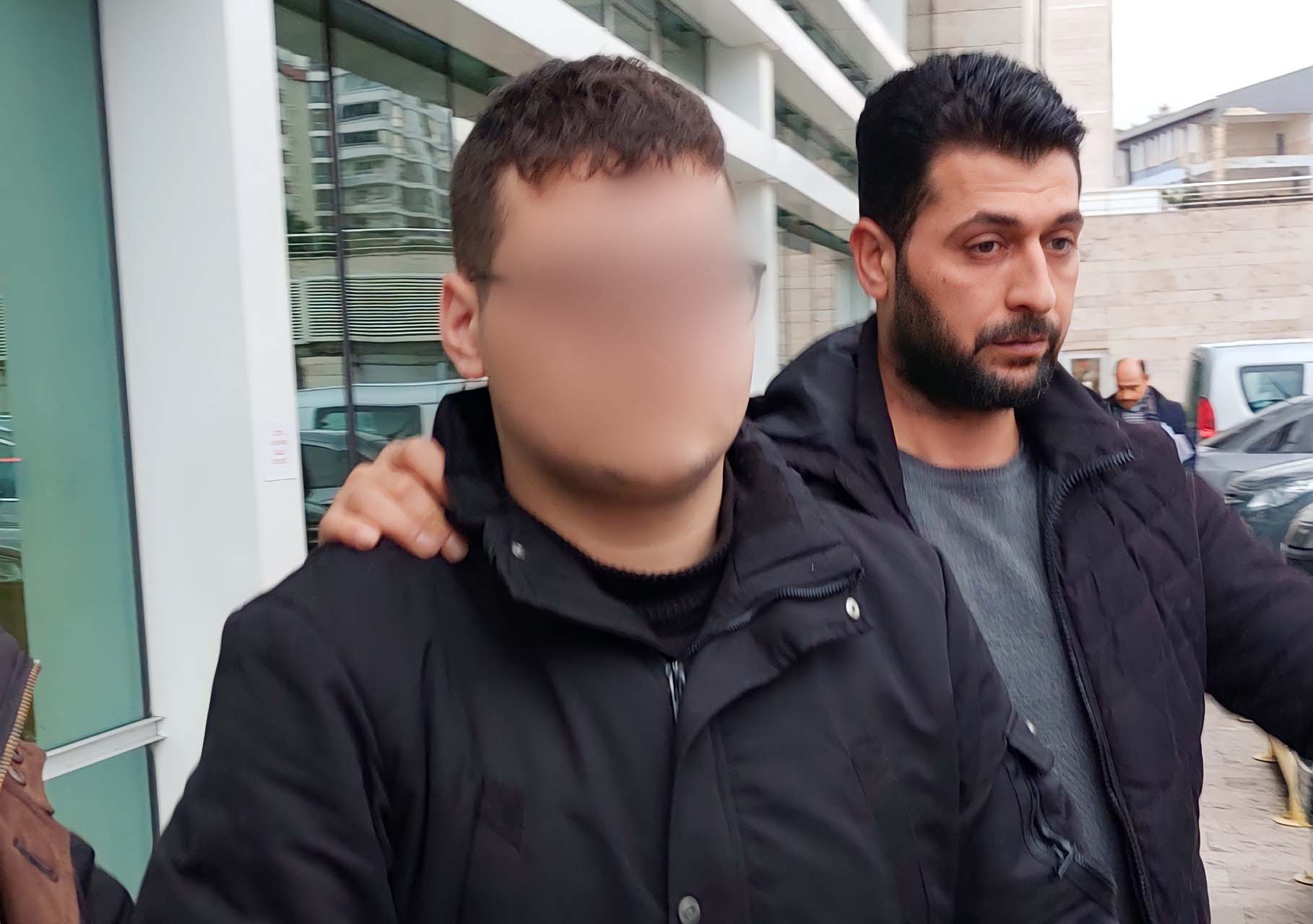 Okula kendisini görmeye geldiği annesini öldürdü! 17 yaşındaki çocuk mahkemeye çıkarıldı! Hakim bakın ne karar verdi!