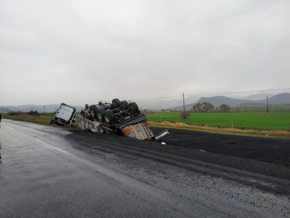 Nallıhan Ankara yolunda tır şarampole devrildi: 1 yaralı