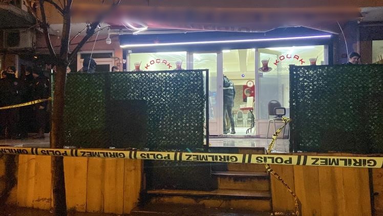 Müşteri tartıştığı kıraathane sahibini silahla kafasından vurdu 