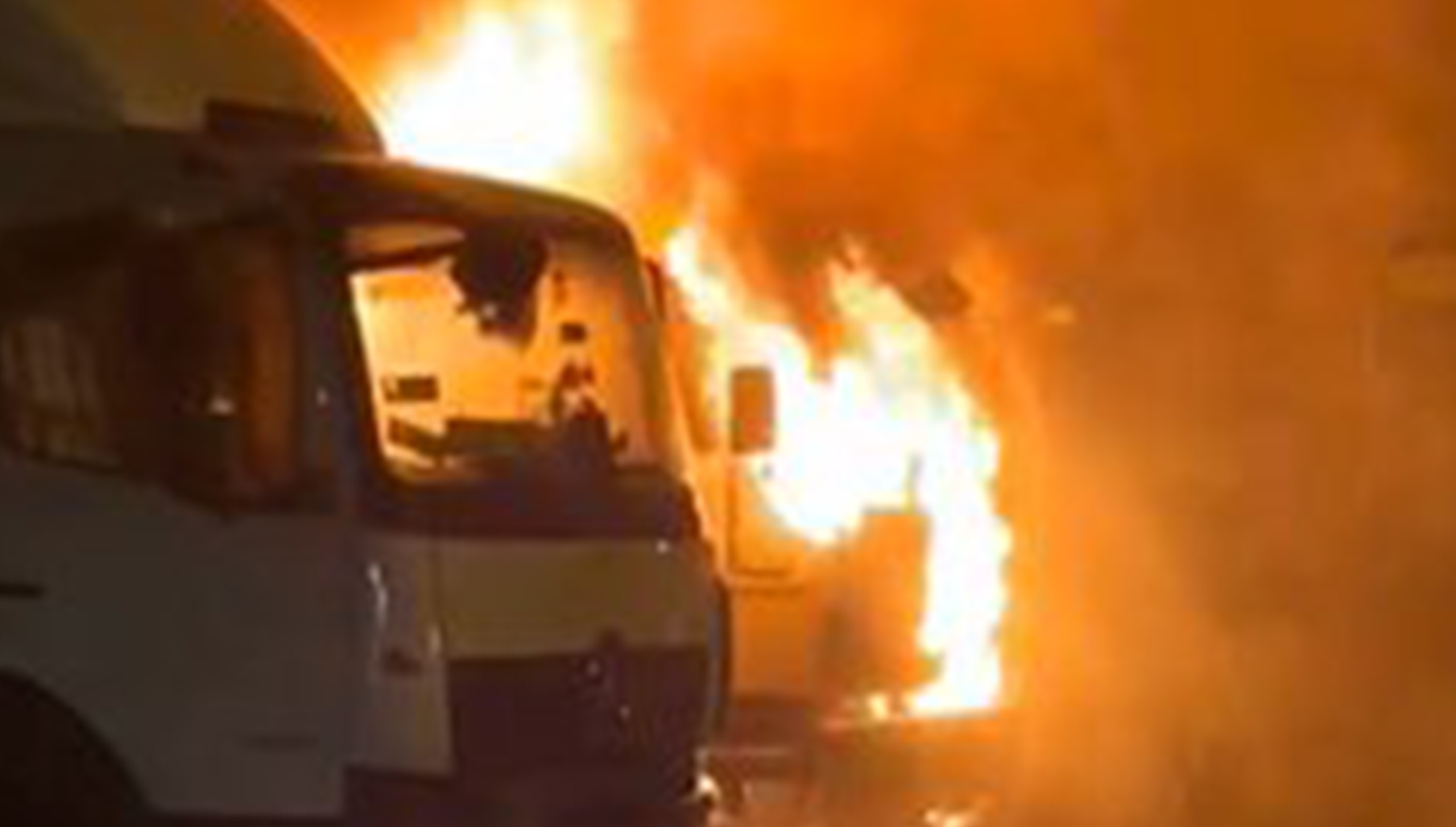 Pendik'te boş bir arazide kamyon birden alev alev yanmaya başladı!