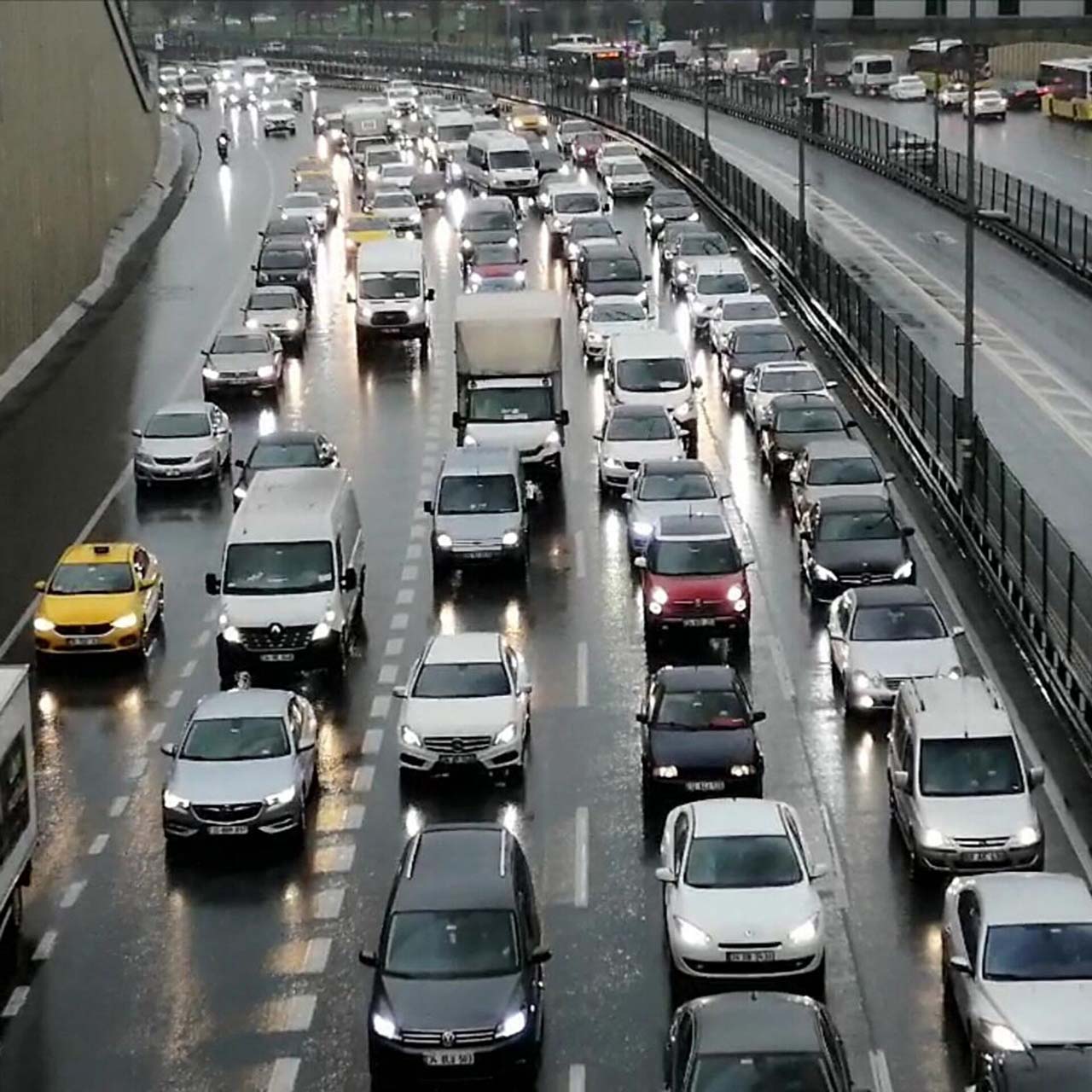 İstanbulluların dikkatine! Nevruz nedeniyle yarın bazı yollar trafiğe kapatılacak!