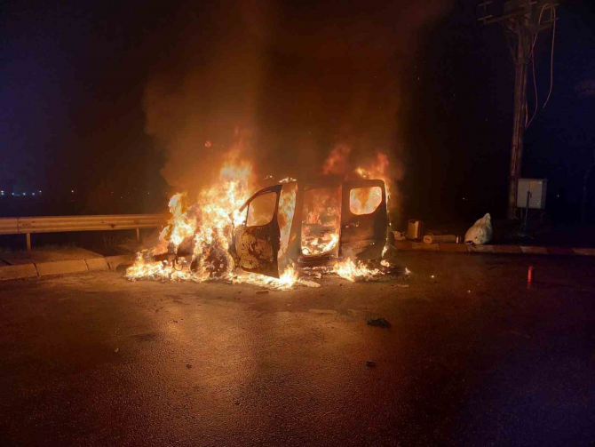 Bolu TEM otoyolunda seyir halindeki hafif ticari araç alevlere teslim oldu! Araç hurdaya döndü
