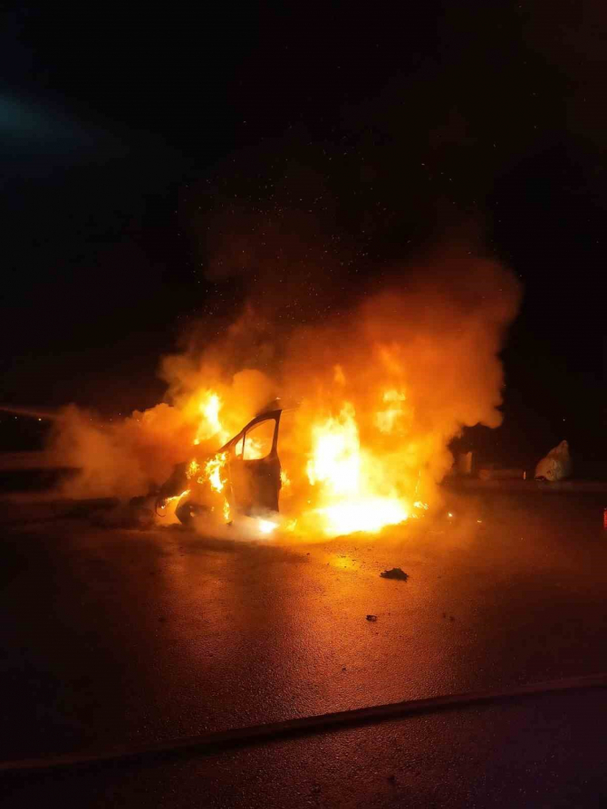 Bolu TEM otoyolunda seyir halindeki hafif ticari araç alevlere teslim oldu! Araç hurdaya döndü