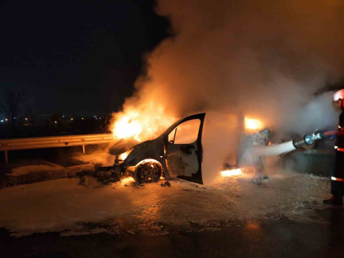 Bolu TEM otoyolunda seyir halindeki hafif ticari araç alevlere teslim oldu! Araç hurdaya döndü