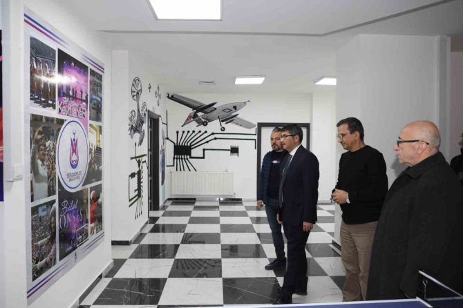 Manisa Şehzadeler Belediyesi'nden gençlerin kalbini çalacak proje! E-spor atölyesi kurdu!