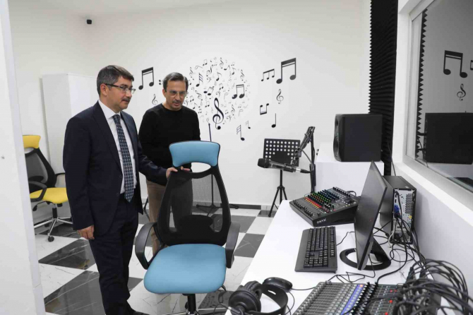 Manisa Şehzadeler Belediyesi'nden gençlerin kalbini çalacak proje! E-spor atölyesi kurdu!