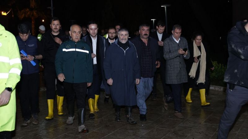 Bakanı Nebati, Sel baskını nedeniyle yakınlarını kaybeden ailelere taziye ziyaretinde bulundu