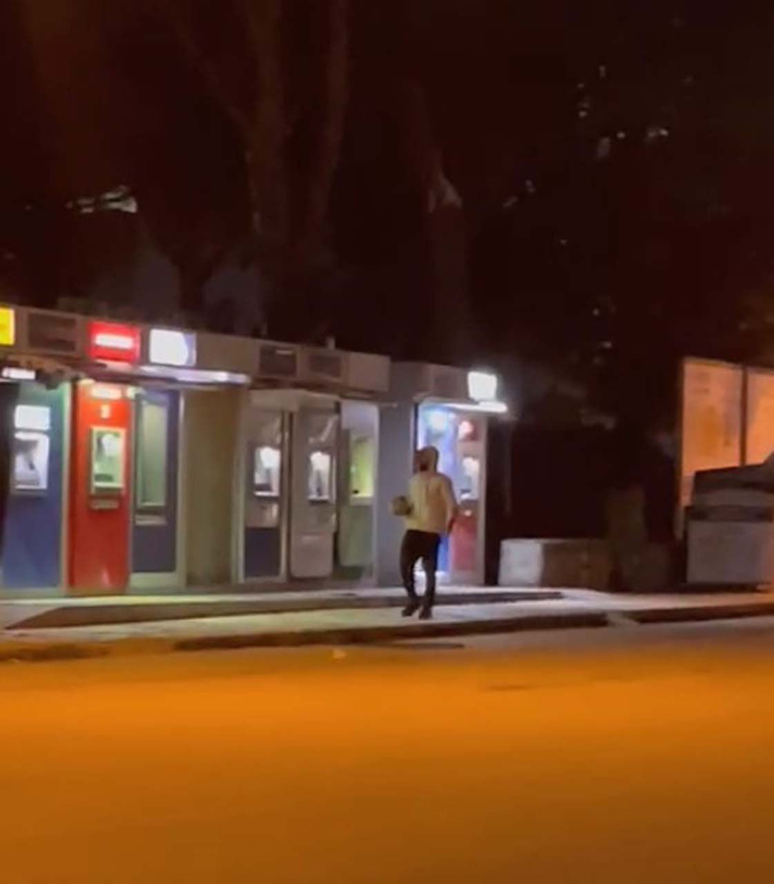 Zihinsel engelli genç ATM'sinde saldırdı! Parke taşıyla ATM'yi parçaladı!