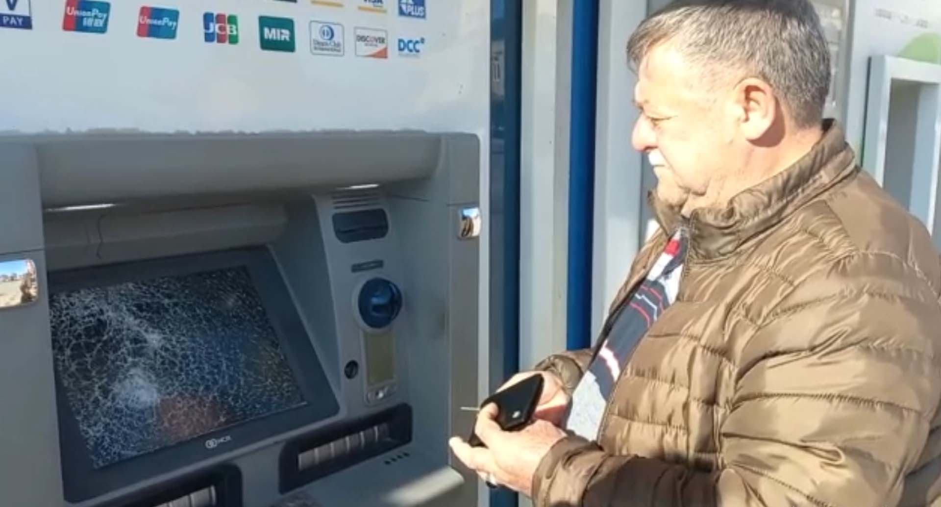 Zihinsel engelli genç ATM'sinde saldırdı! Parke taşıyla ATM'yi parçaladı!