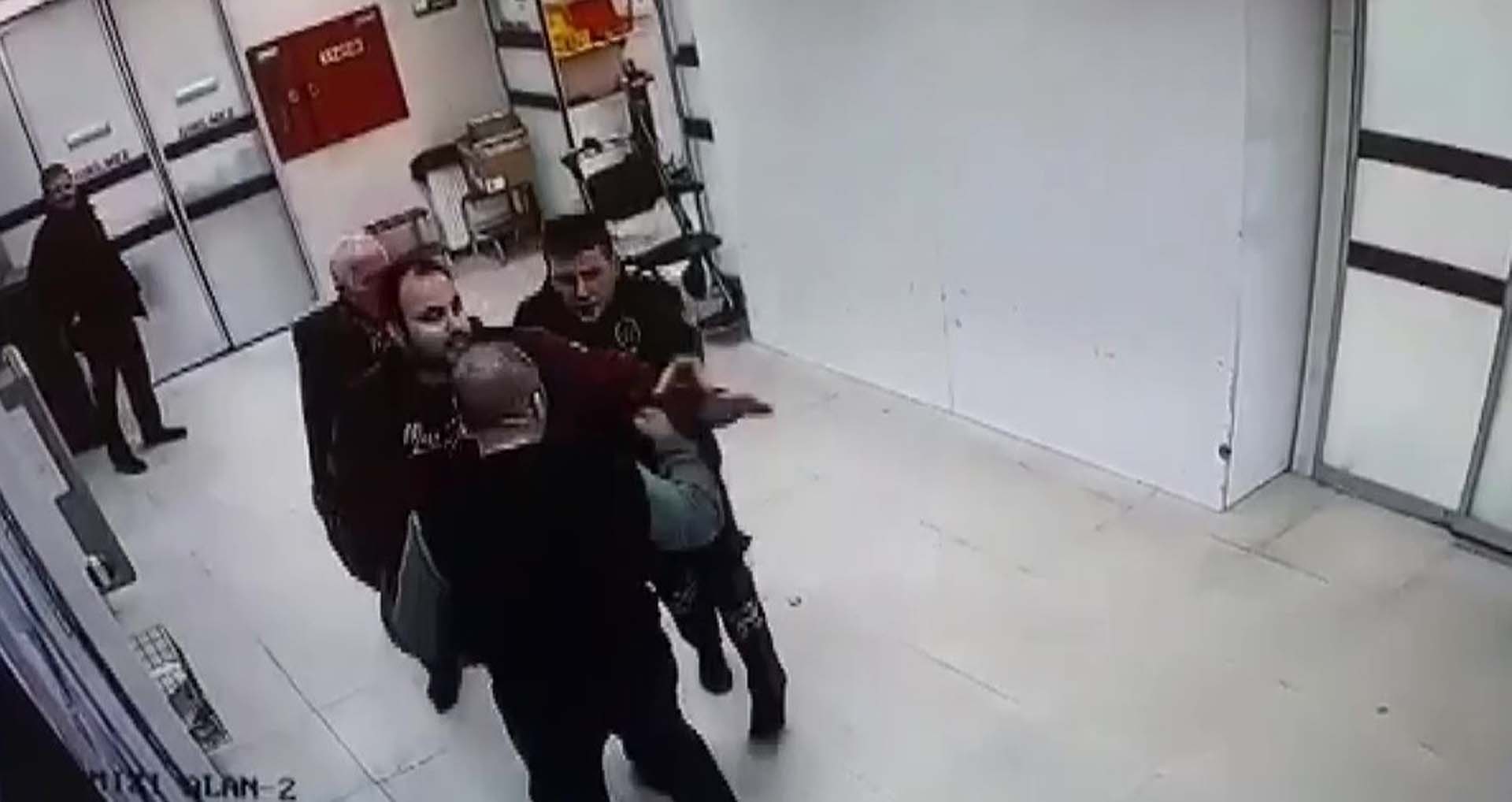 Acil serviste dehşet saçtı! Marmara Eğitim Araştırma Hastanesini birbirine kattı!