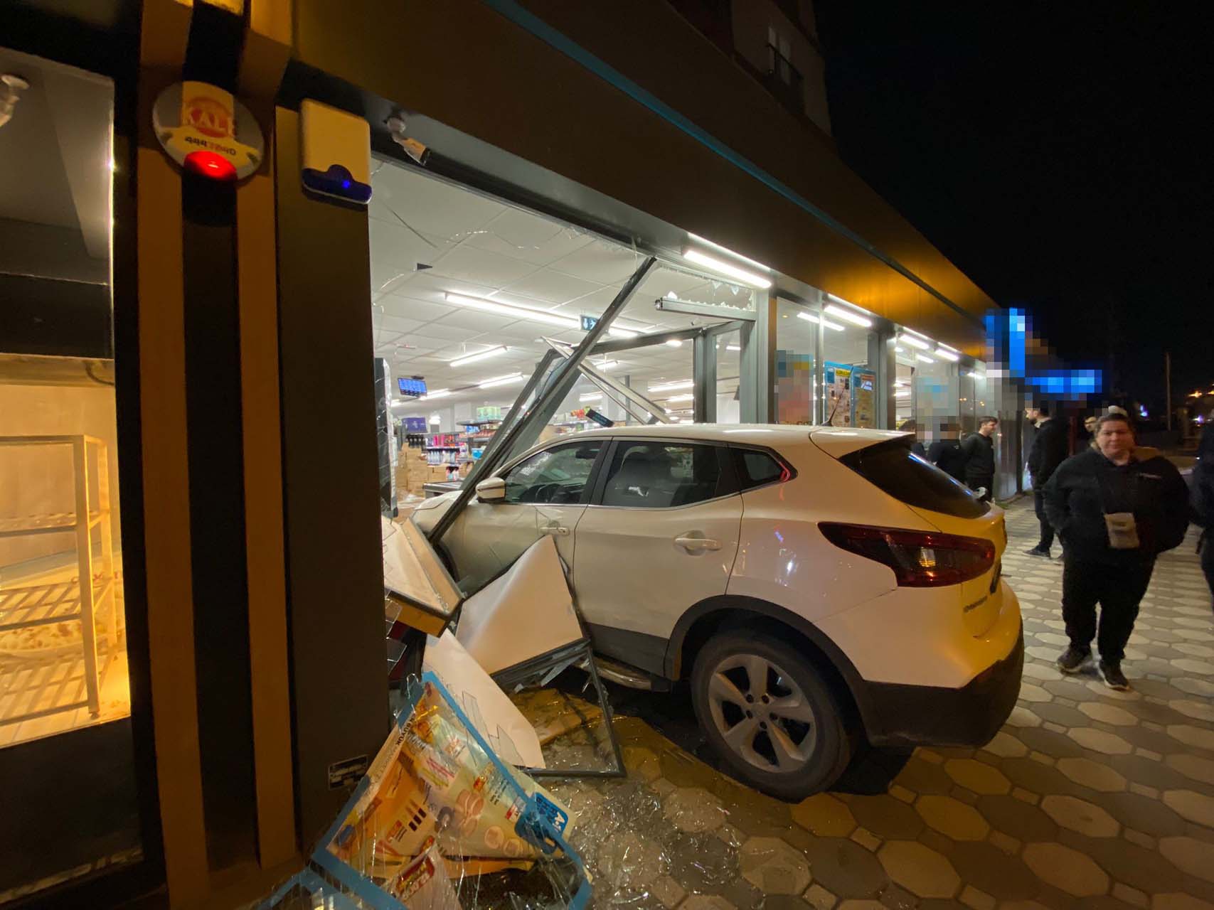 Pendik'te bir sürücü fren ve gazı pedalını karıştırdı! Markete daldı!