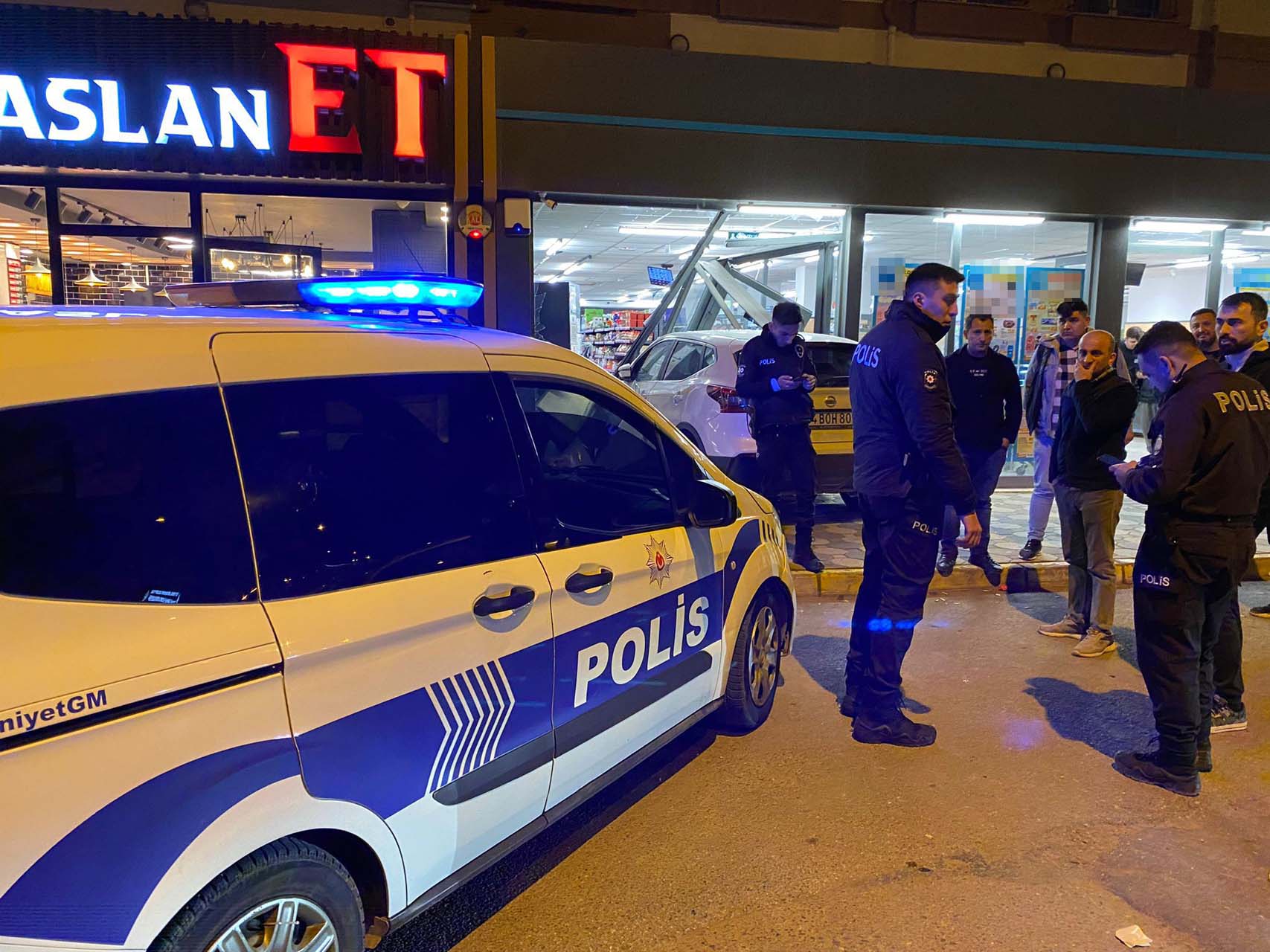 Pendik'te bir sürücü fren ve gazı pedalını karıştırdı! Markete daldı!