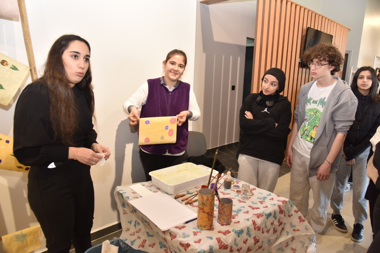 Kartepe'li öğrenciler gezdikleri sergideki ebru sanatına hayran kaldı