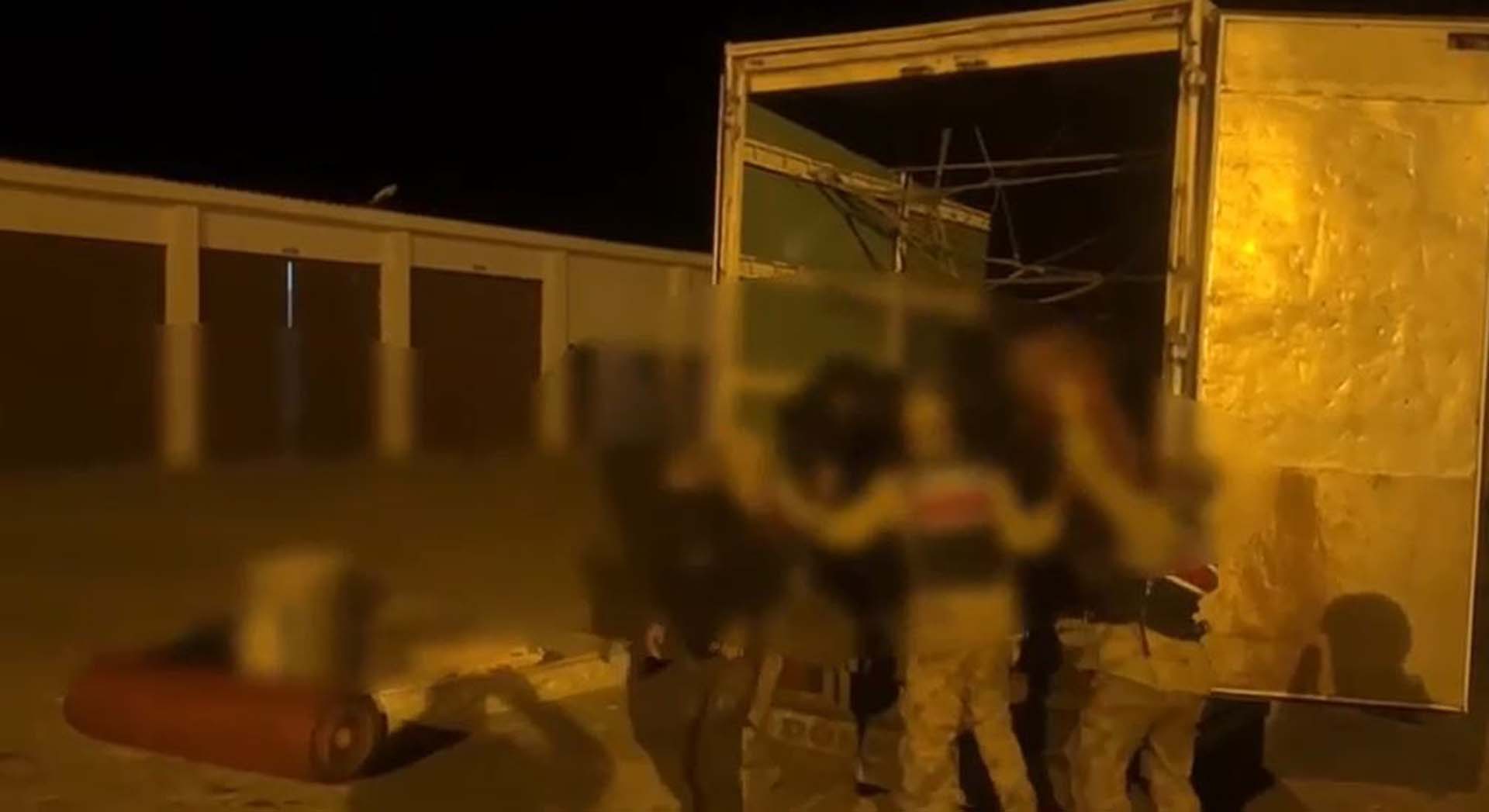 Kamyonda ev eşyası var dediler! İçinden 60 göçmen çıktı!