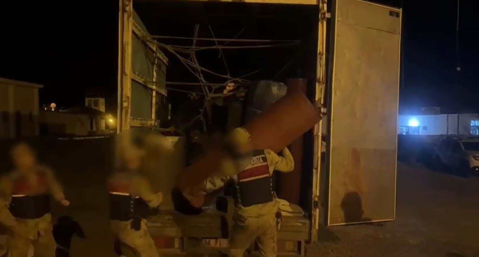 Kamyonda ev eşyası var dediler! İçinden 60 göçmen çıktı!