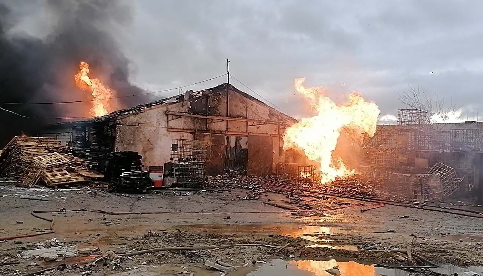 Kocaeli Gebze'de temizlik fabrikasında yangın!