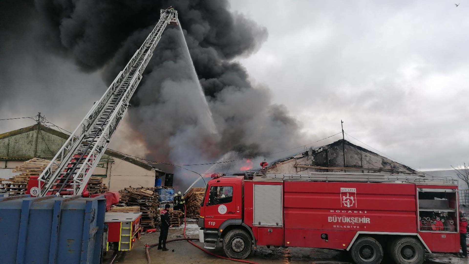 Kocaeli Gebze'de temizlik fabrikasında yangın!