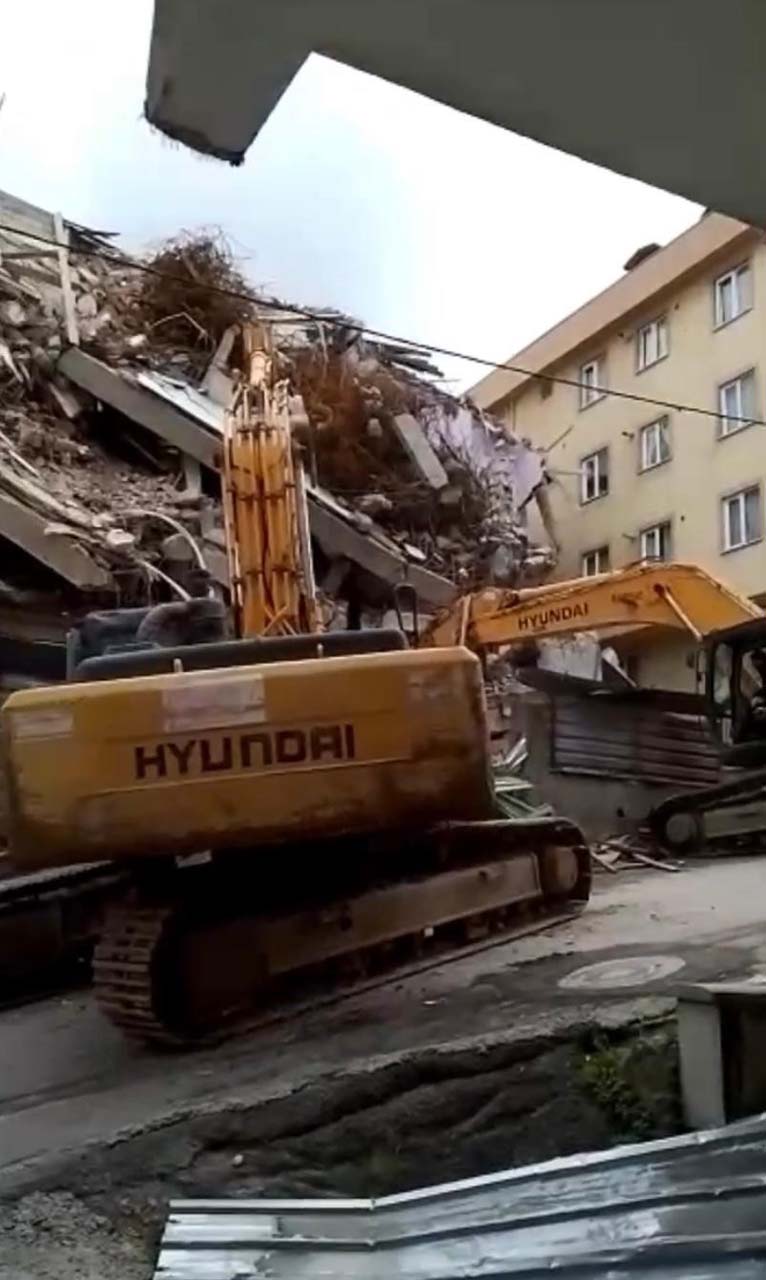 Binayı yıkan iş makinasının üstüne enkaz devrildi! Maltepe'de korku dolu anlar yaşandı!
