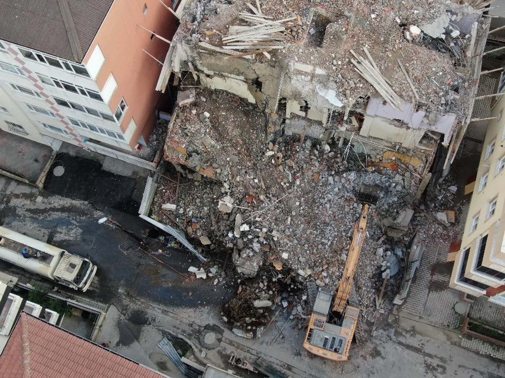 Binayı yıkan iş makinasının üstüne enkaz devrildi! Maltepe'de korku dolu anlar yaşandı!