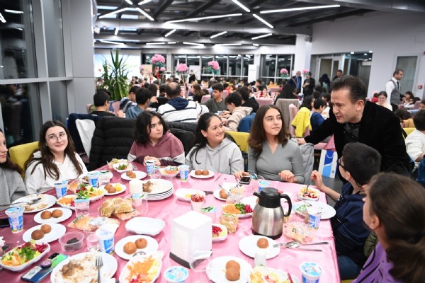 İlk kez oruç tutan 8-14 yaş arasındaki 500 çocuk, Dr. Şadi Yazıcı ile birlikte iftar yaptı