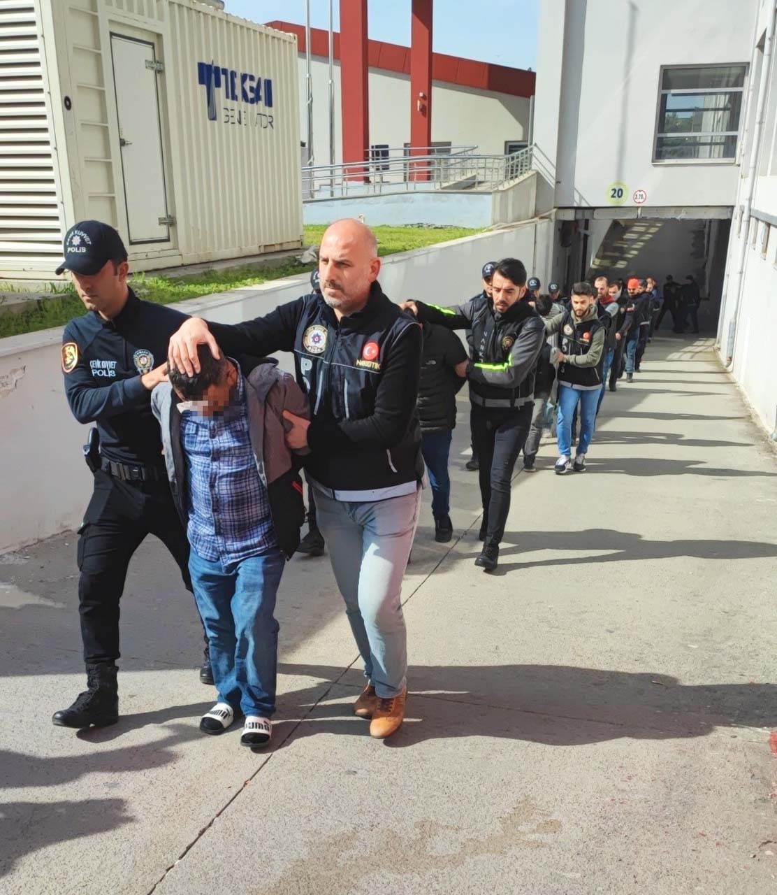 Adana'da "Kökünü Kurutma Operasyonun'da" 77 kişi göz altına alındı!