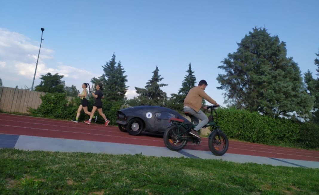 PAÜ koşu pistinde can güvenliği hiçe sayıldı, insanların arasında araç test sürüşü yaptılar