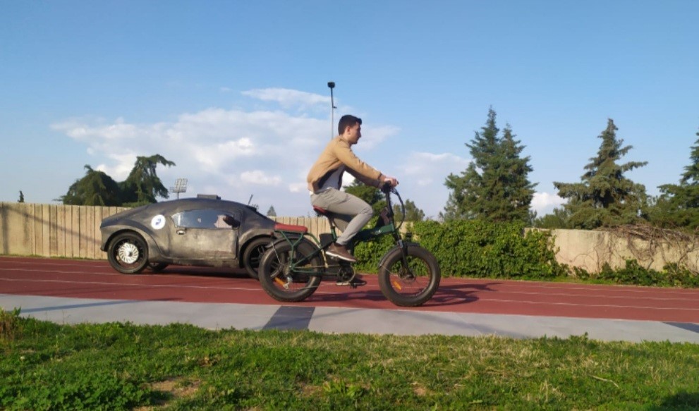 PAÜ koşu pistinde can güvenliği hiçe sayıldı, insanların arasında araç test sürüşü yaptılar