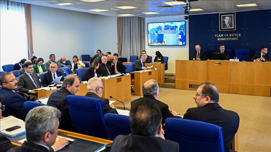 En düşük emekli maaşı ve bayram ikramiyesinde artış düzenlemesini içeren teklif Komisyonda kabul edildi