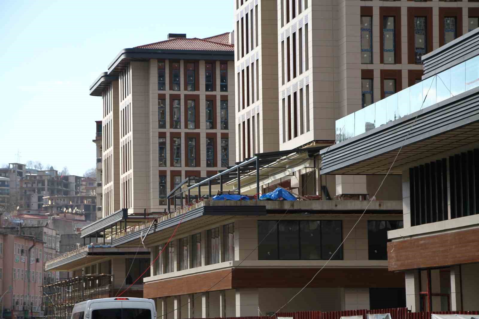 Rize şehir merkezinde görünümü güzel sağlam binalar kentsel dönüşüm kapsamında hızla yükselmeye devam ediyor