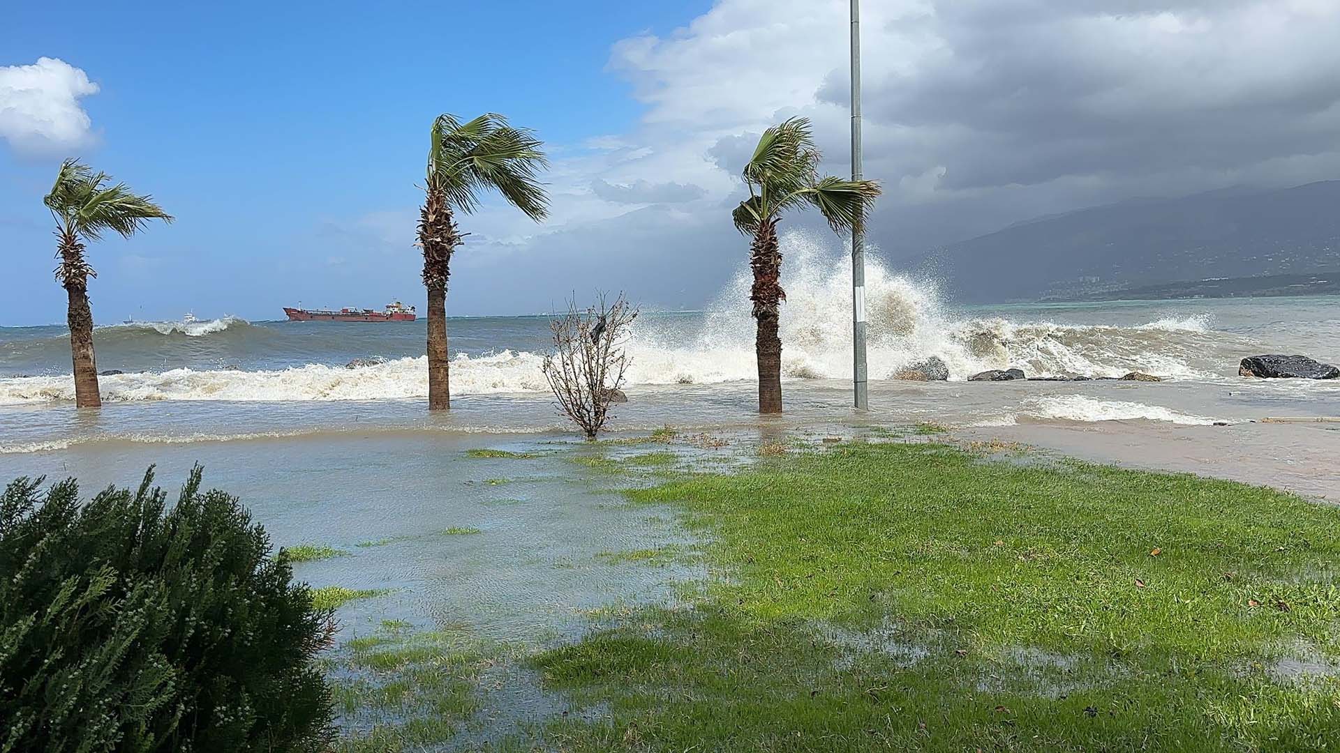 Hatay İskenderun'da deniz taştı! Ortalık birbirine girdi!