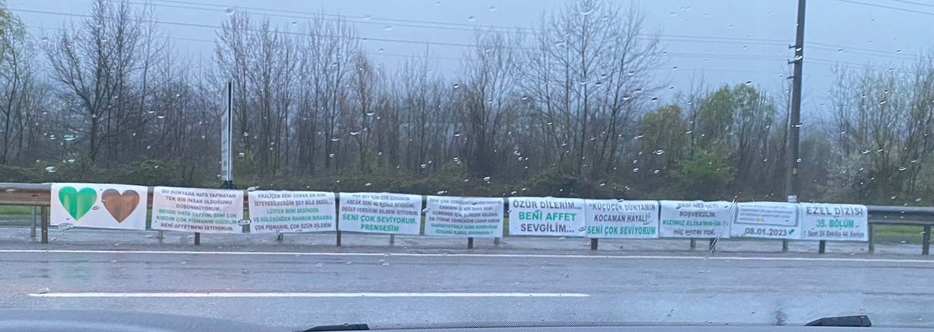 Eşinden af dileyen adam yol kenarını pankartlar astı! 