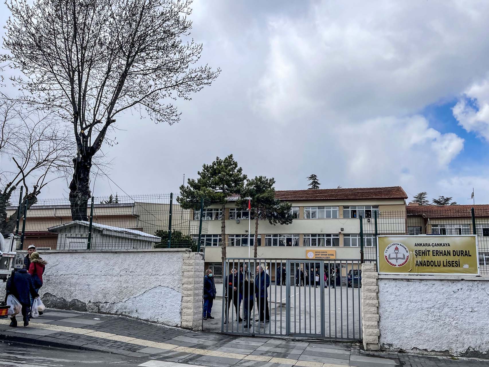 Madde bağımlısı genç okulda dehşet saçtı! 1 ölü 5 yaralı!