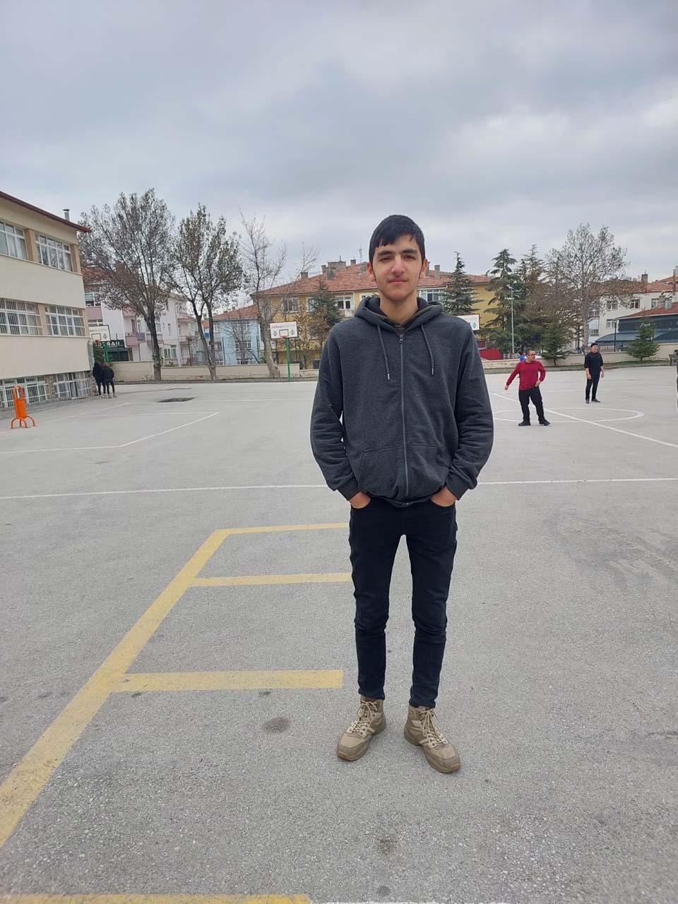 Madde bağımlısı genç okulda dehşet saçtı! 1 ölü 5 yaralı!